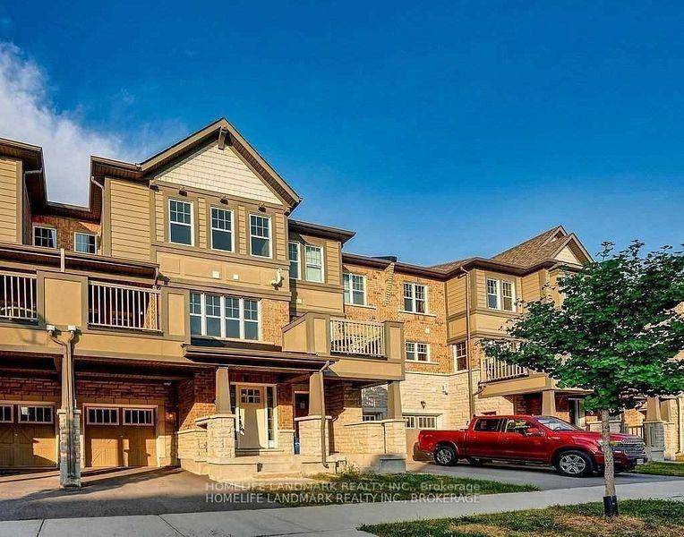 Bright amp ; Spacious 2 Bedroom Townhouse In Desirable Neighborhood.