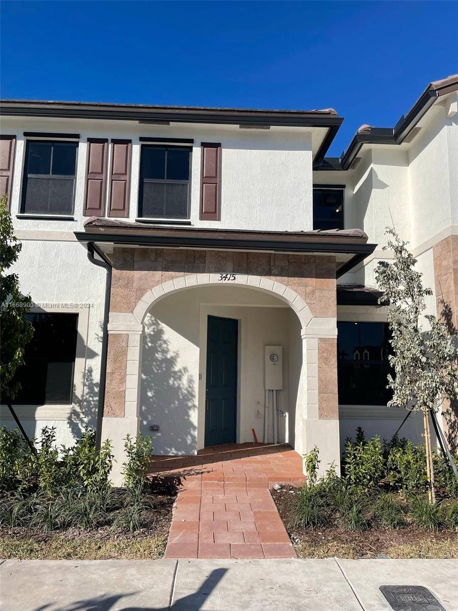 Like New ! Townhome in desirable Aquabella.