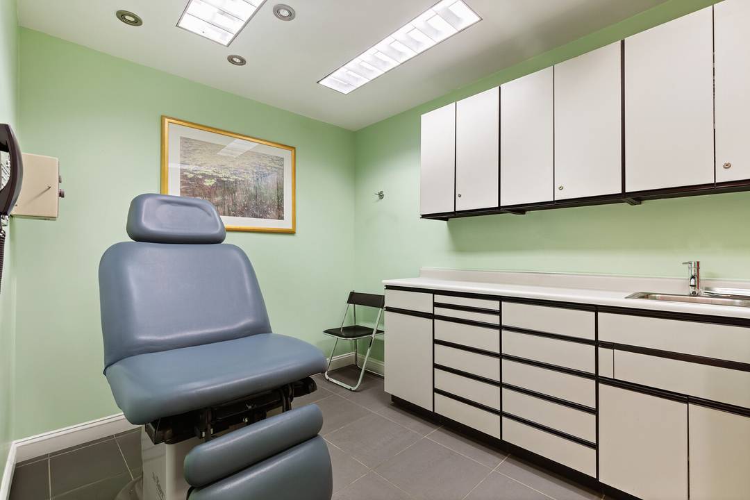 Prime Commercial Condo Investment The Diplomat at 210 East 47th Street Discover an exceptional investment opportunity in Midtown East's coveted Turtle Bay neighborhood.