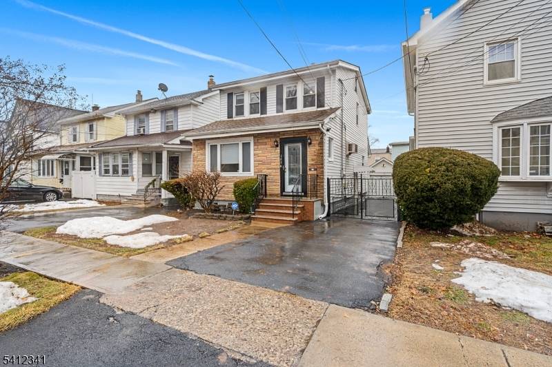 Discover the potential of 167 Orange Ave !