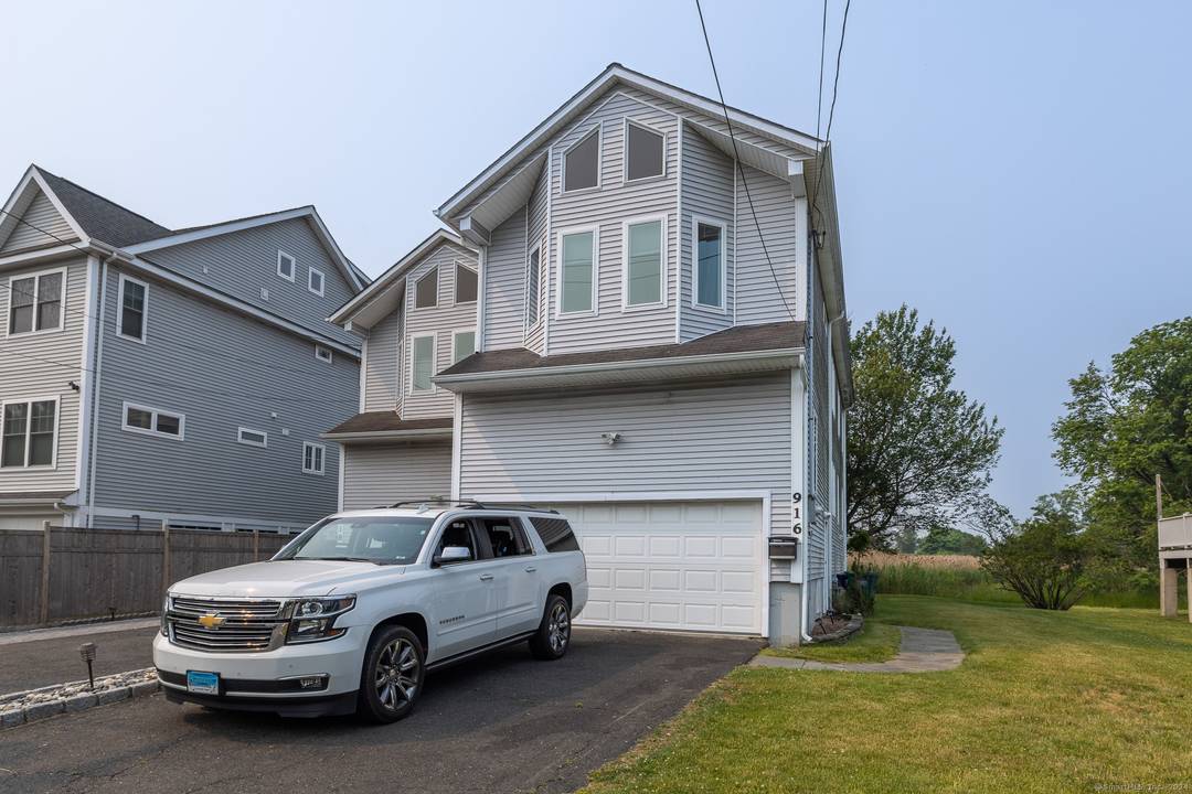 A short walk to the beach or downtown, in the heart of the Fairfield beach community you will find this oasis.