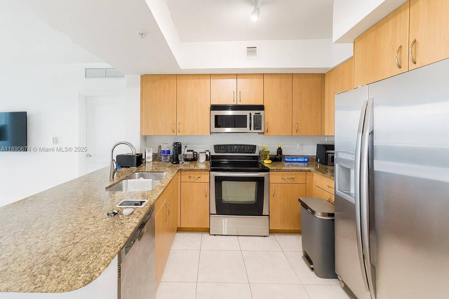 Comfortable and spacious unit, located in front of the Hollywood Circle, with a beautiful park and surrounded by restaurants, cafes, supermarkets, shopping stores and only a short drive to the ...