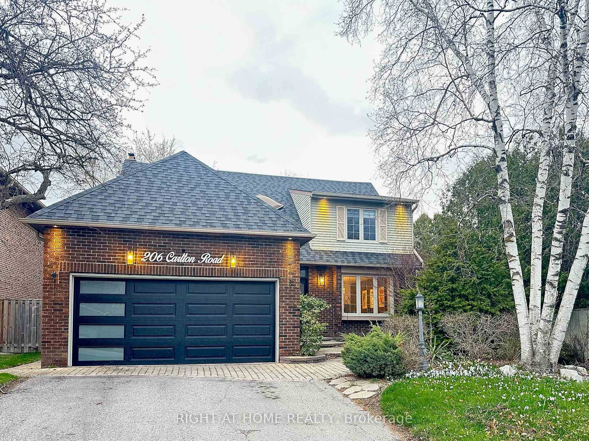 Immerse yourself in the prestigious Unionville neighborhood, this bright designer's home offers luxurious living space, surrounded by mature trees and lush lawns.