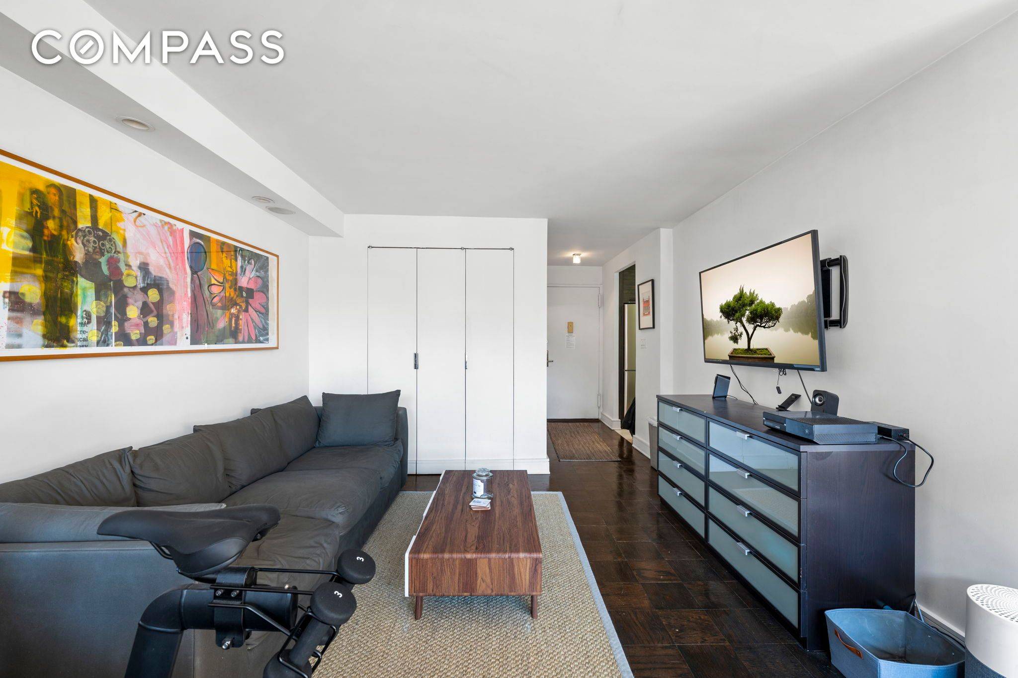 Discover this lovely east facing alcove studio, offering sky and city views.
