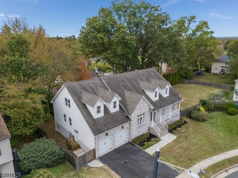 MOVE RIGHT INTO THIS BEAUTIFULLY MAINTAINED 4 BEDROOM, 2 FULL BATH RANCH LOCATED IN THE HIGHLY DESIRABLE REGENT WOOD SECTION OF NORTH EDISON !