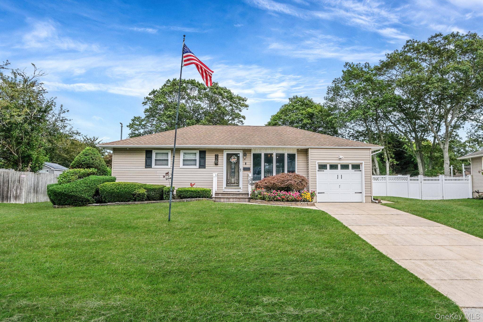 Welcome to 23 Bartley Lane, West Sayville !