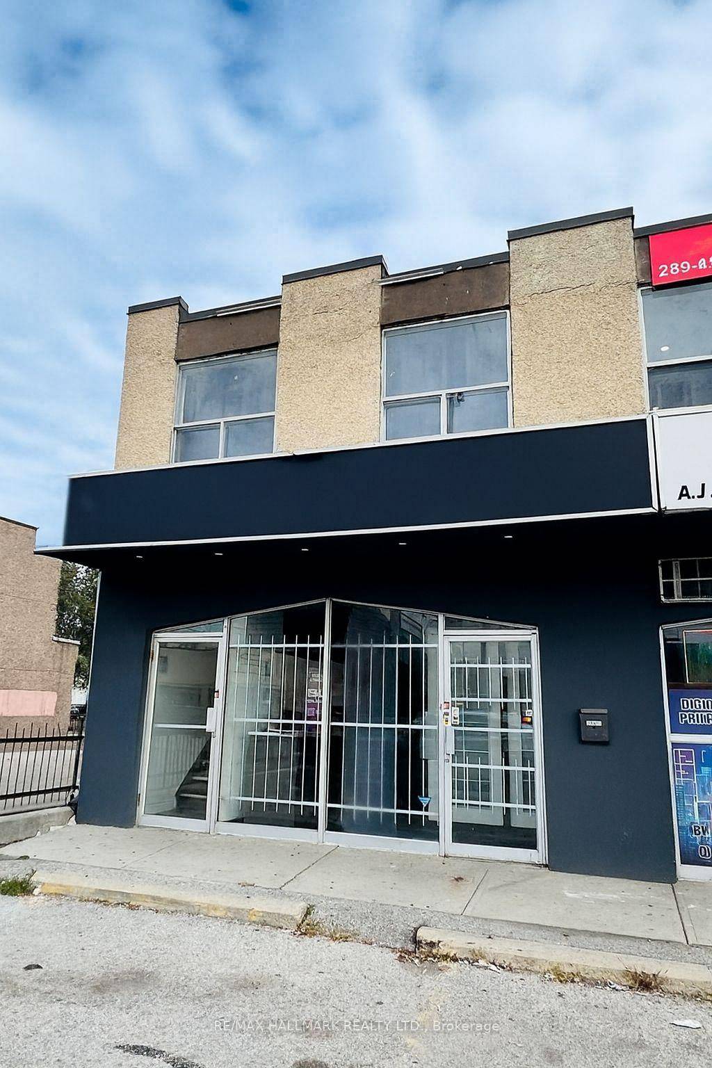 Spacious Corner Unit In Busy Shopping Plaza At South Of Dundas Hurontario.