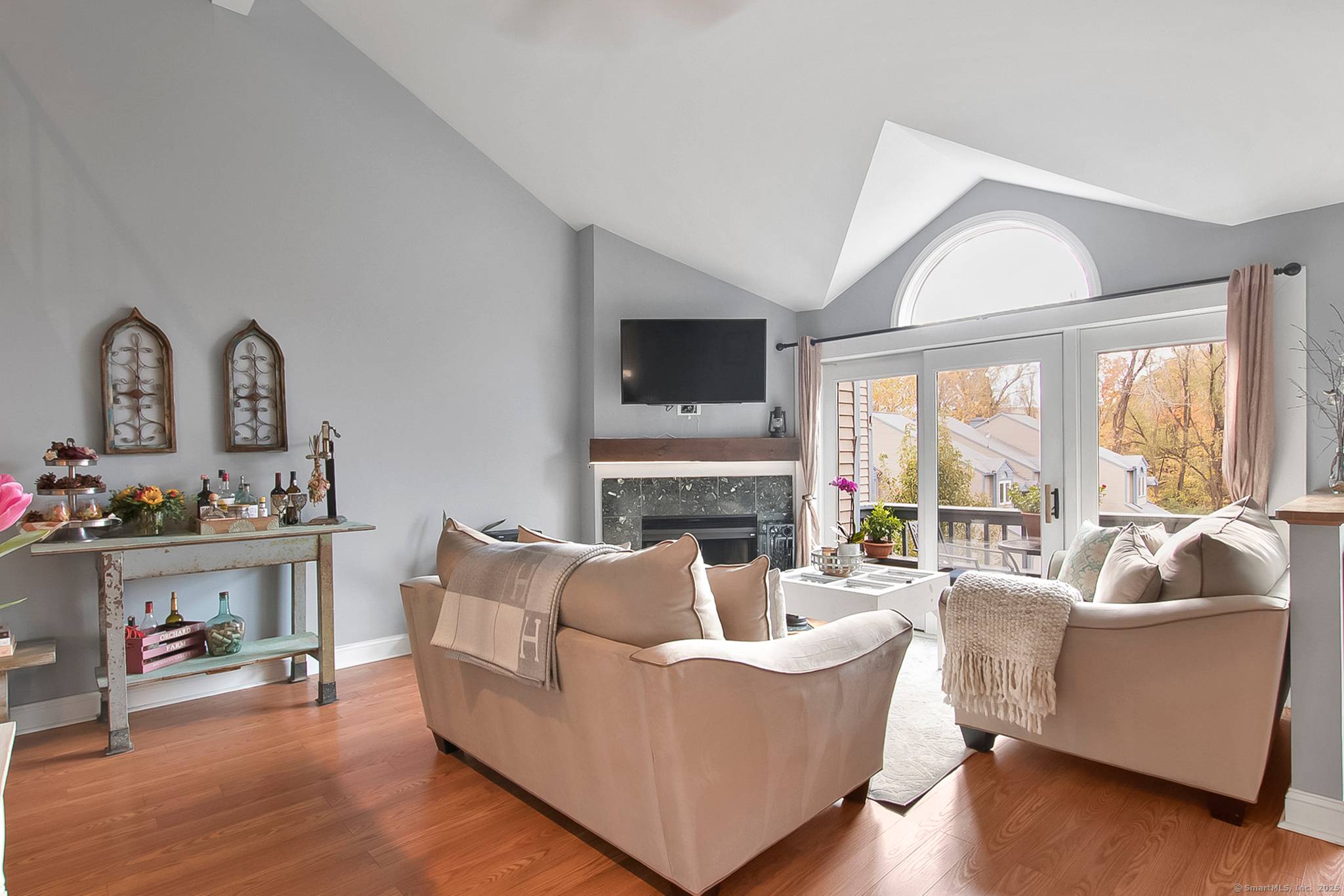 Welcome to Riverbend Common and this beautifully updated 1 bedroom loft, 2 bath townhome tucked quietly away in one of Norwalk's most convenient locations.