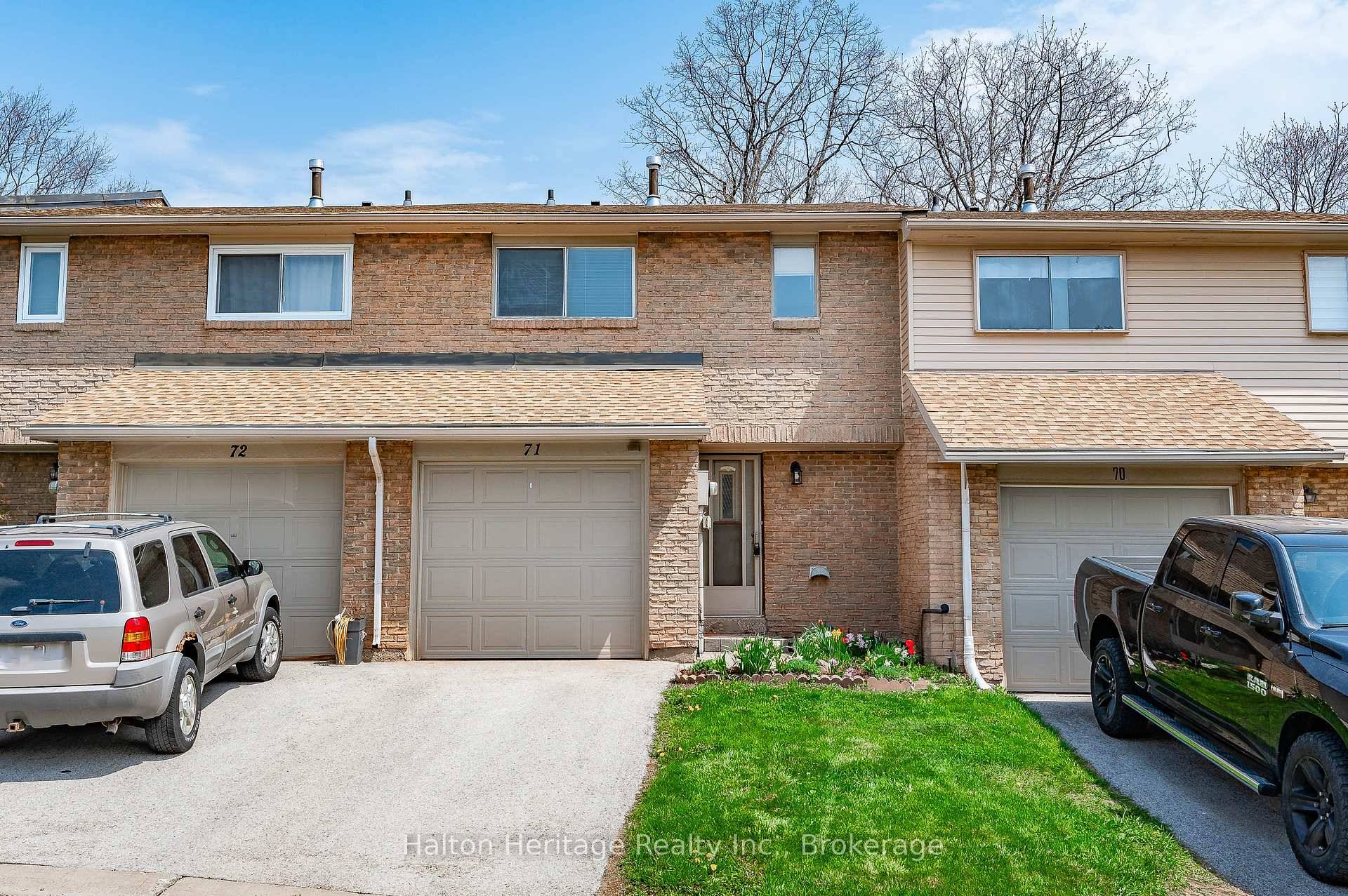 Welcome to this charming condo townhome in the highly sought after Falgarwood neighbourhood !