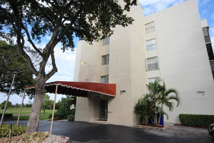 Wonderful 3rd floor unit in an all age building at Palms of Boca Teeca.