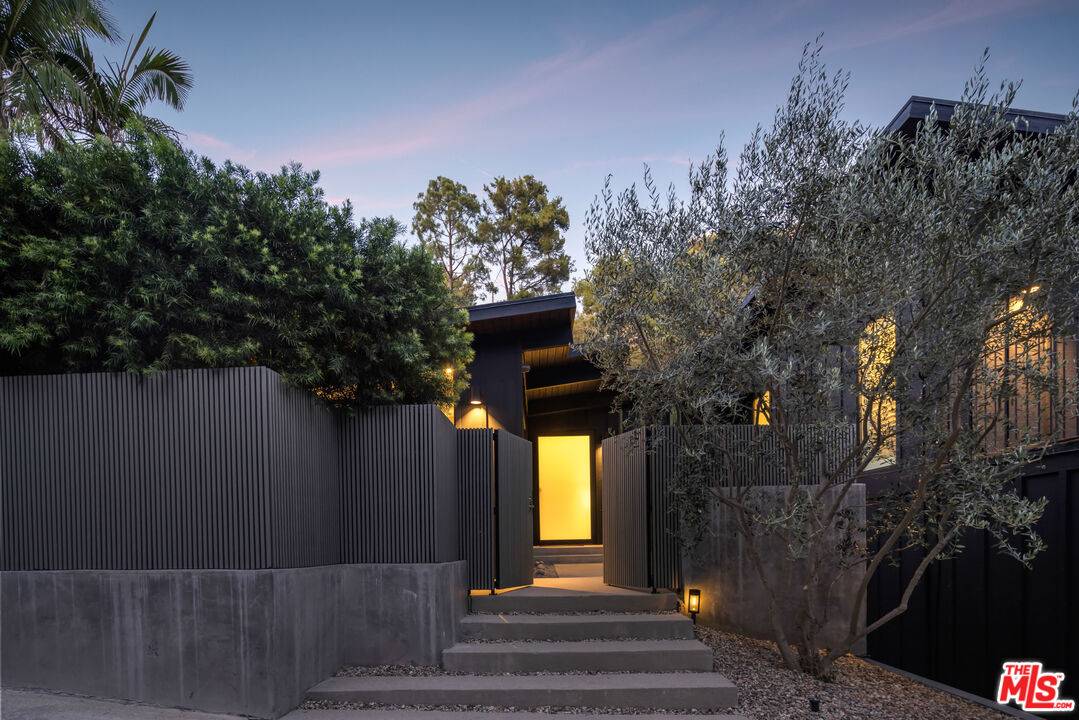 2538   Greenvalley Rd 3BR Hollywood Hills East La