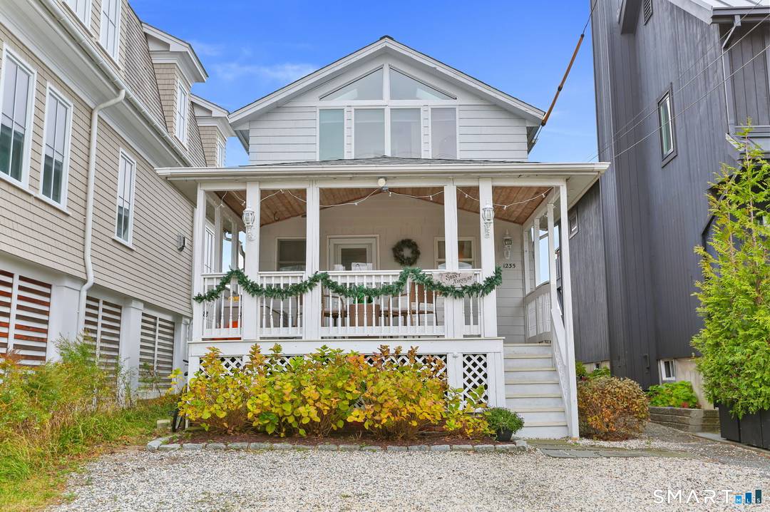 Spend a fun and relaxing summer ON the beach in Fairfield !