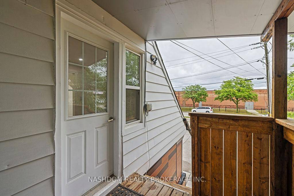 Spacious UPPER LEVEL 1 Bedroom rental suite in FULLY renovated TRIPLEX.