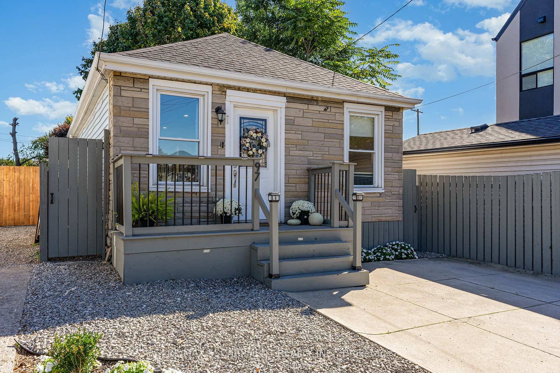 Condo alternative in ideal Hamilton Mountain location !