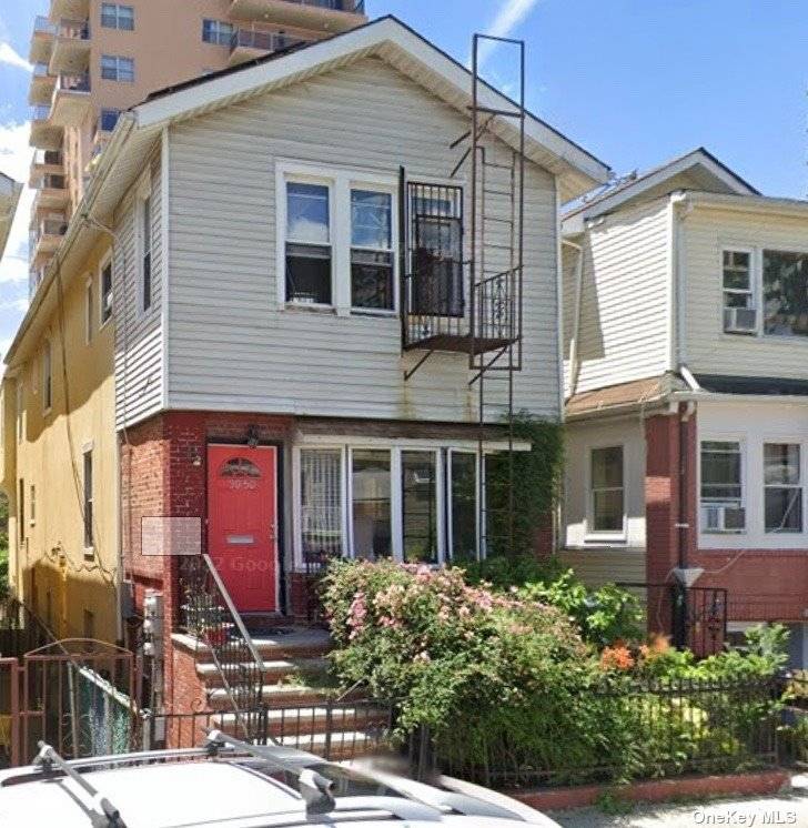 Spacious Detached Legal 3 Family in the Heart of Brighton Beach and Will Be Delivered Vacant !