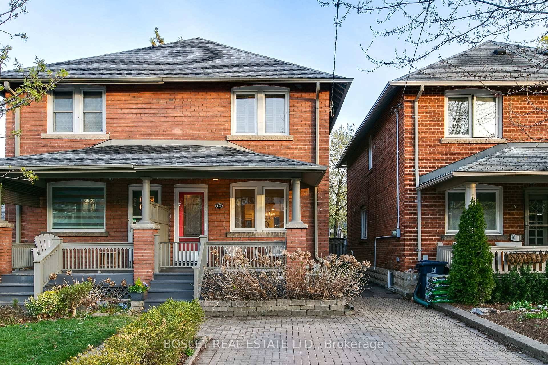 LOCATION LOCATION ! Welcome to this charming home nestled in the exceptional peaceful community of Lawrence Park North.