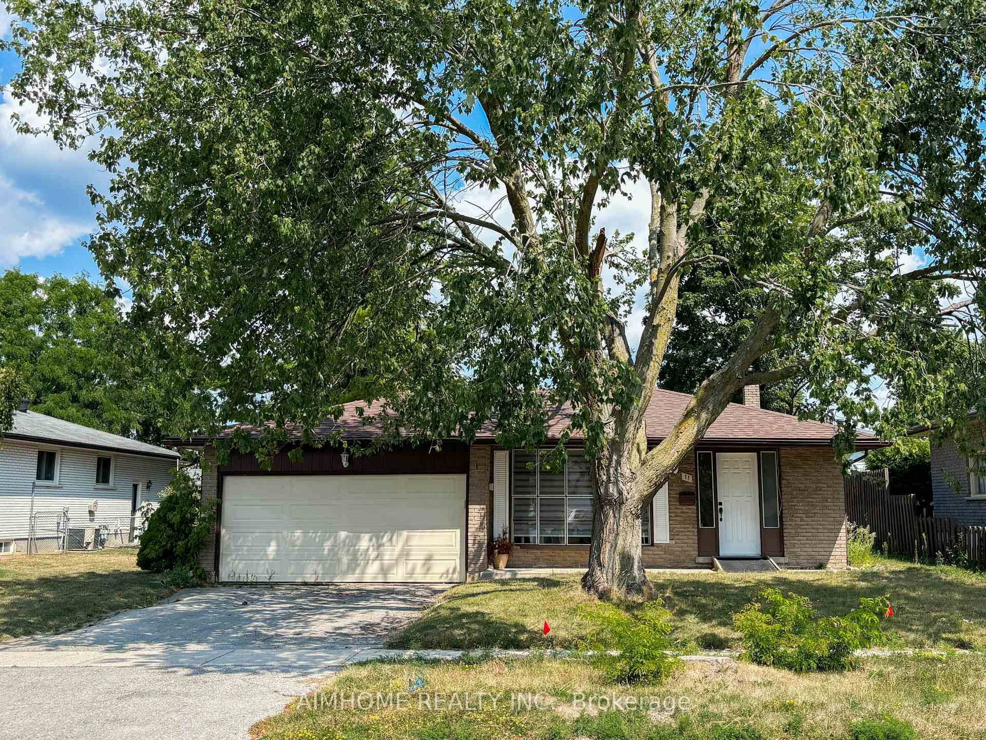 All brick backsplit situated on a quiet cul de sac in a mature neighbourhood !