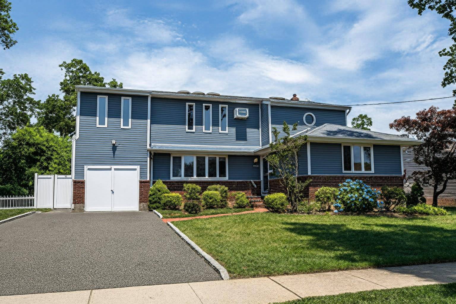 Beautiful Mother Daughter Potential in Massapequa Woods Plainedge SD Welcome to your dream home in the heart of Massapequa Woods, located in the highly desirable Plainedge School District.