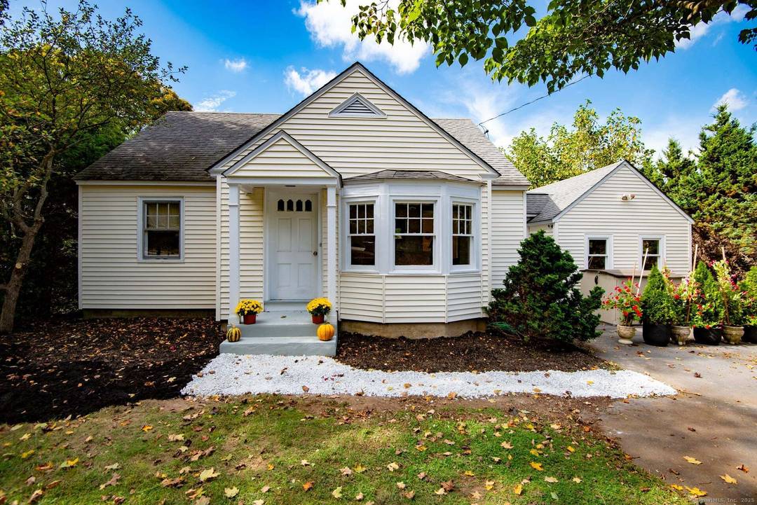 Charming Cape just steps from Chester Village !