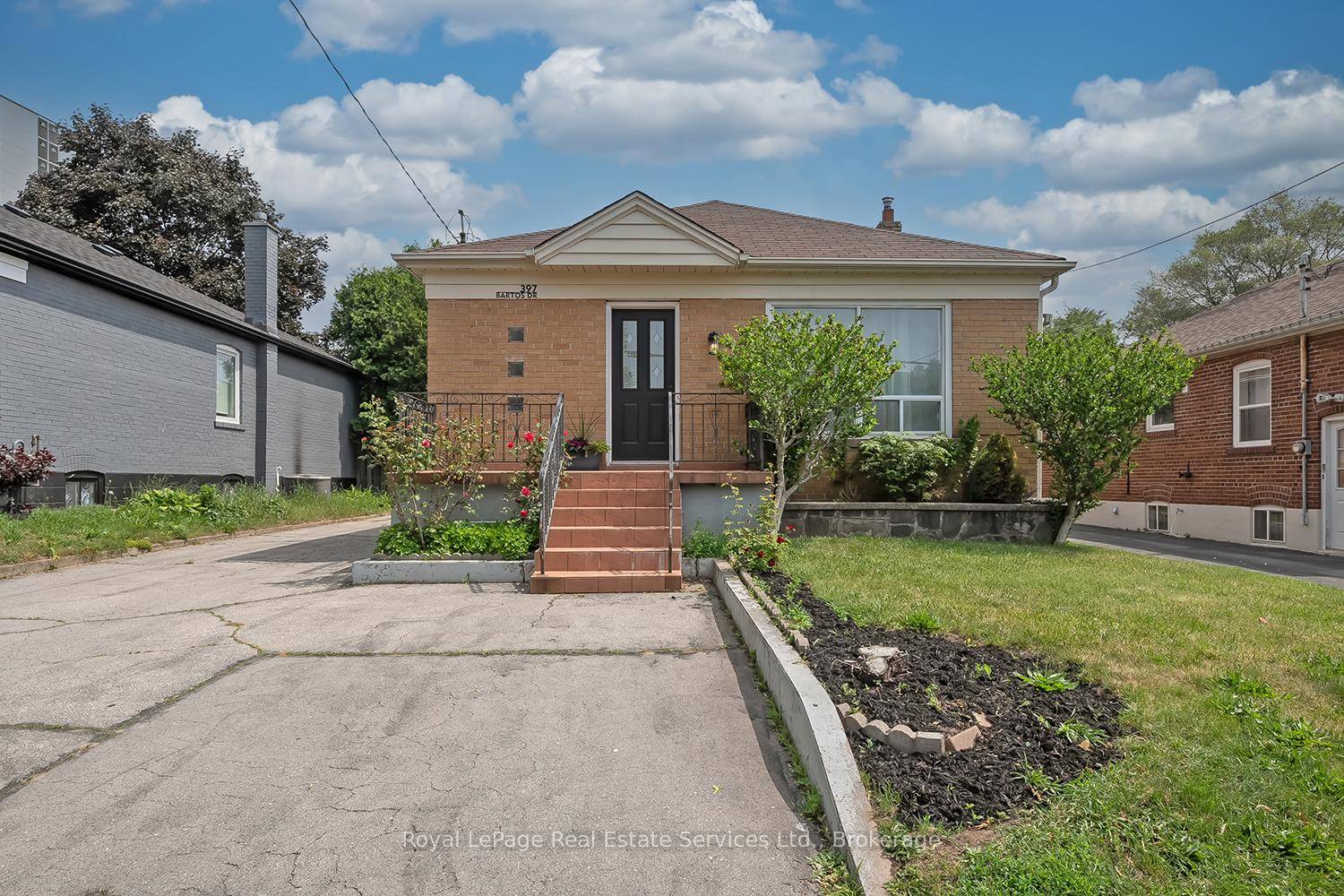 Wow ! Attention First Time Homebuyers, Down sizers, Commuters amp ; Investors this is a Fantastic Detached Home recently updated in Walking Distance to Kerr Village, Downtown Oakville amp ; ...