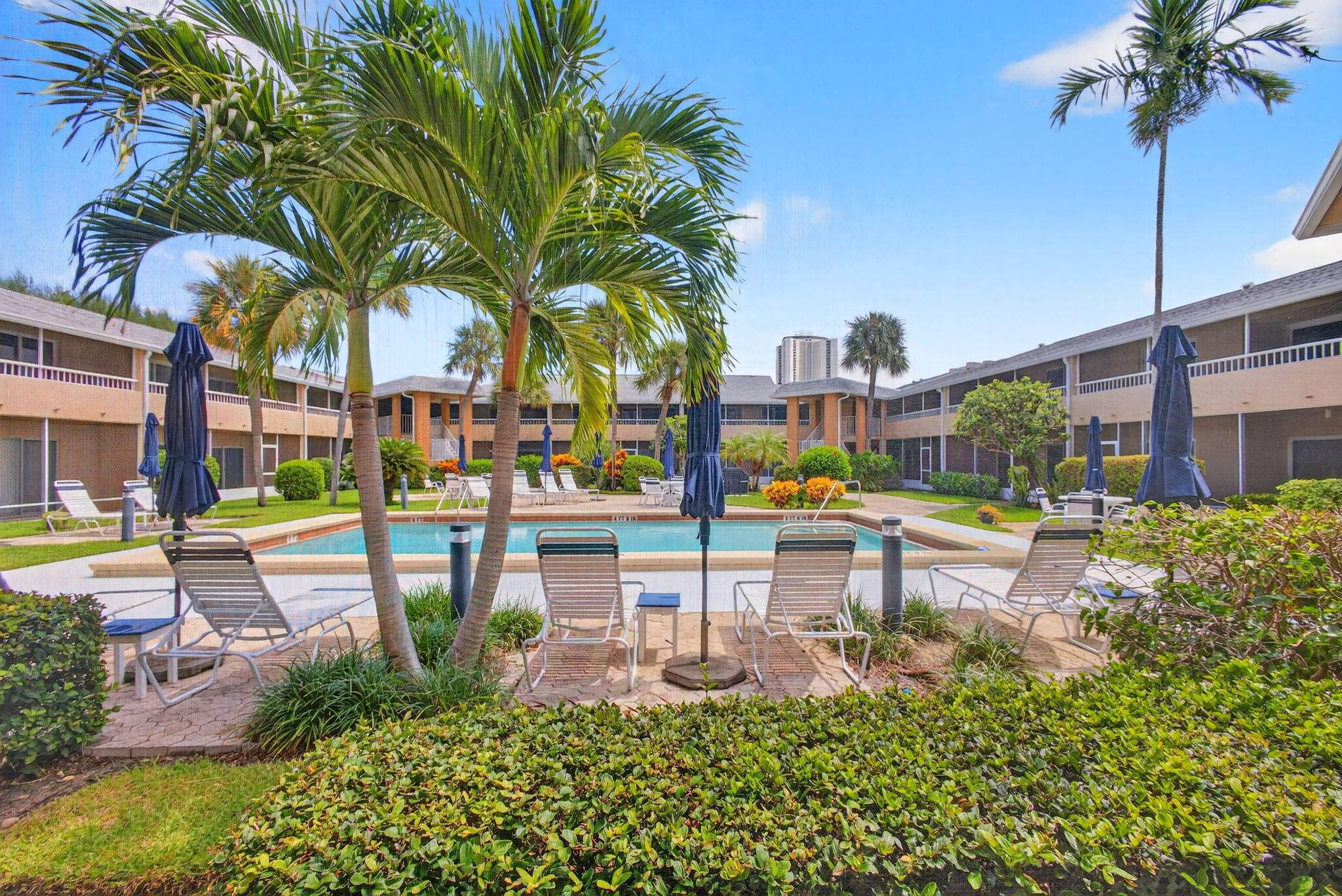 Beautiful Singer Island Condo one block from the beach !