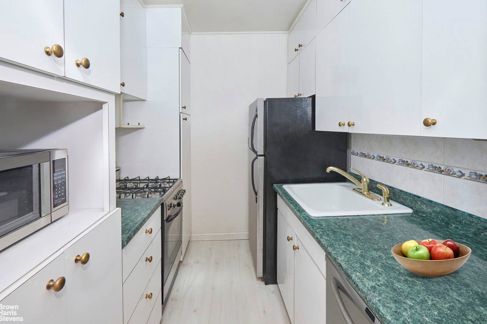 Price Change Welcome home to this large one bedroom apartment, which offers a comfortable and practical layout with great natural light and garden views.