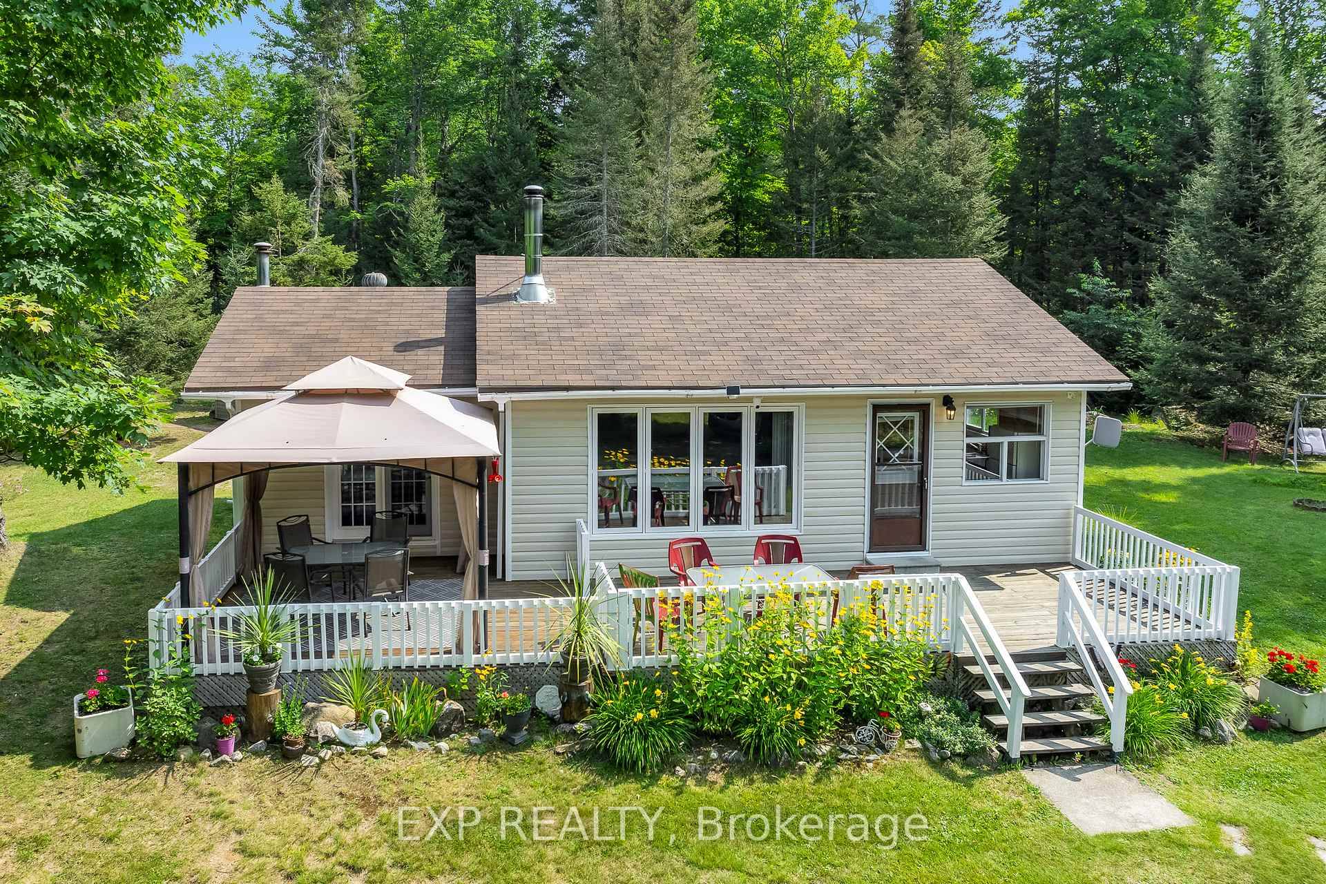 Beautiful 4 seasons 1000 square feet detached home on 2.