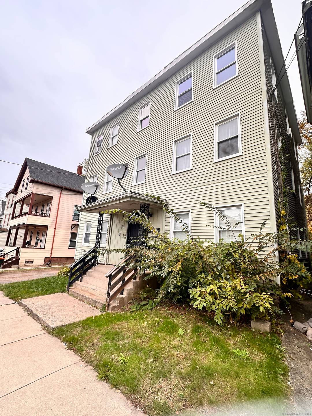 Investment Opportunity ! Discover this 6 unit multifamily property conveniently located at 122 Willow Street in Meriden.