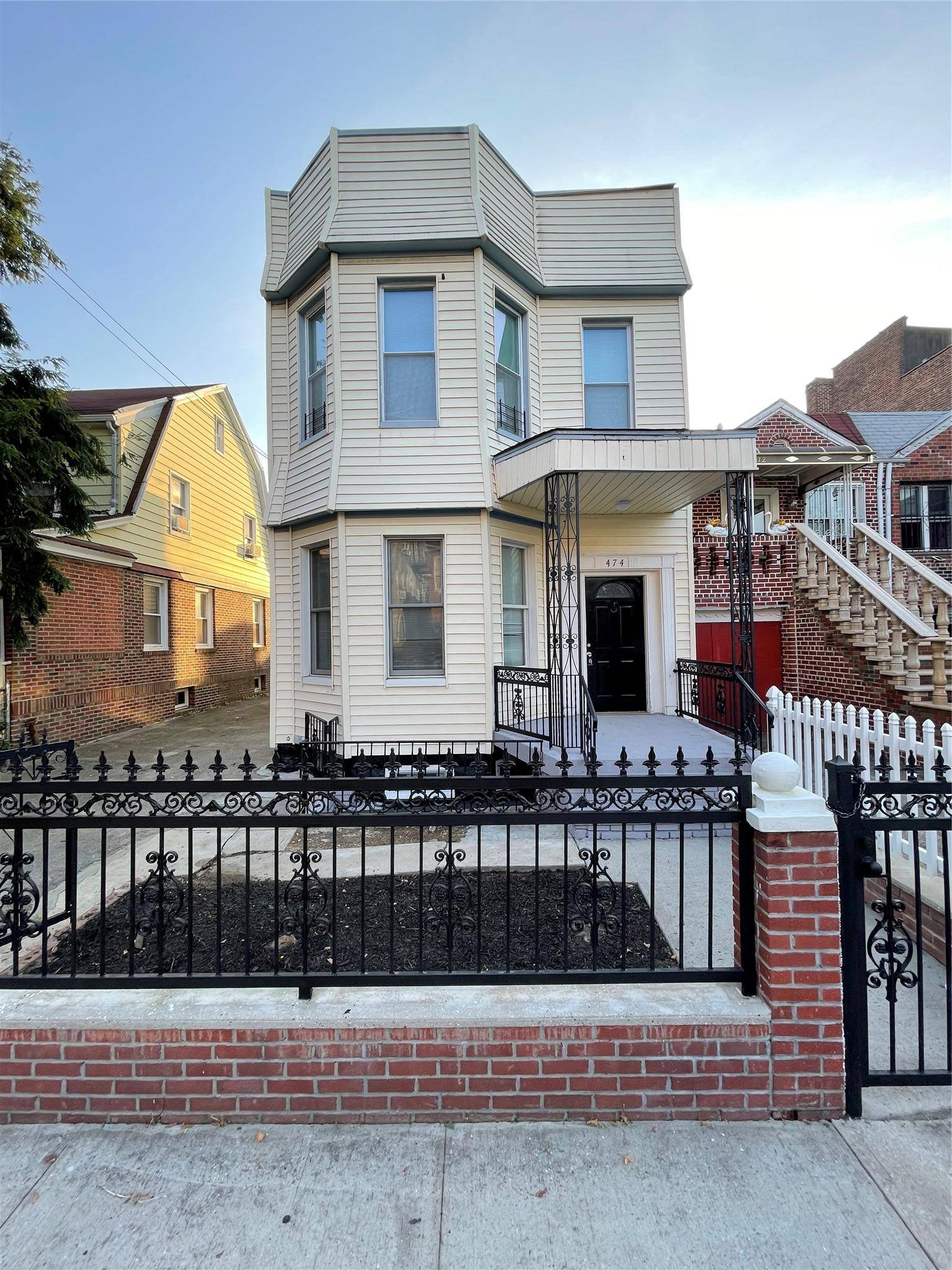 Great Property W Lots Of Income Potentail.