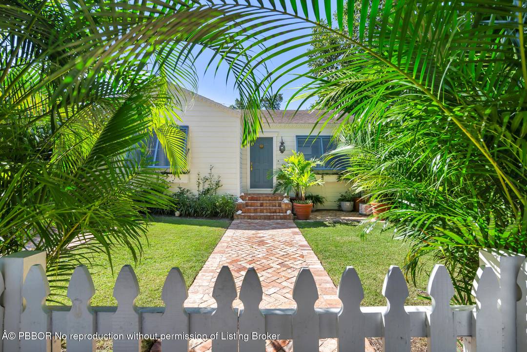 Bermuda Cottage Meets Backyard Oasis This charming 2 bedroom, 1 bath home with an open floor plan has been recently renovated and is nestled in the historic Flamingo Park neighborhood.
