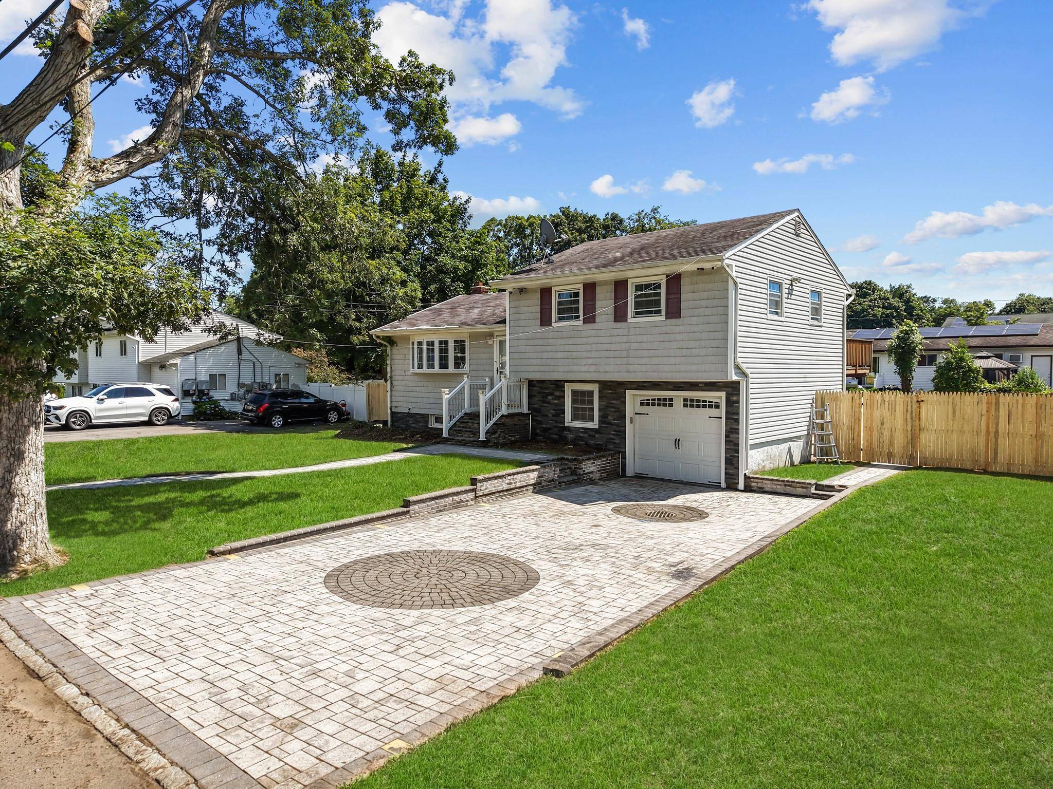 Stunning Fully Renovated 6 Bedroom, 3 Bathroom Home with Luxurious Master Suite 104 Essex St, West Babylon, NY 11704 Welcome to this beautifully renovated 6 bedroom, 3 bathroom home located ...