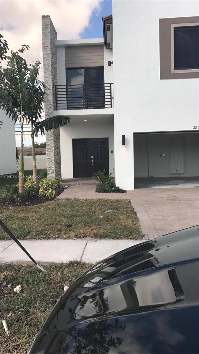 GREAT LOCATION IN VIA VENTURA, THE TOWNHOUSE IS IN THE MIDDLE OF THE COMMUNITY, INVESTORS FRIENDLY, UNIT IS CURRENTLY RENTED FOR 3000 PER MONTH, PLEASE DON.