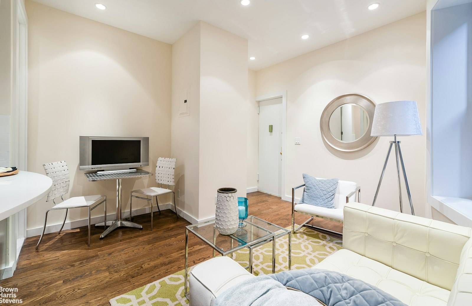 Nestled in the back of a classic soho prewar apartment building, in the heart of a bustling vibrant neighborhood, you will find this peaceful amp ; quiet 2br with many ...