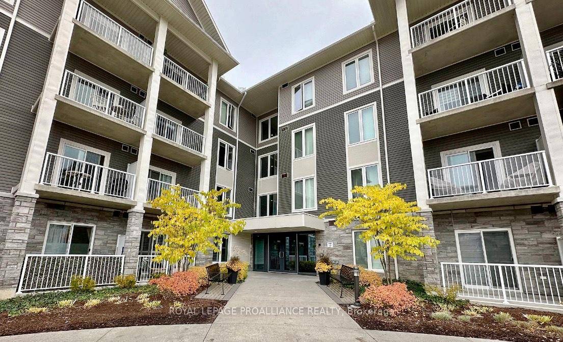 Welcome to the meticulously maintained Metropolitan unit at Madison Lane in Bowmanville !