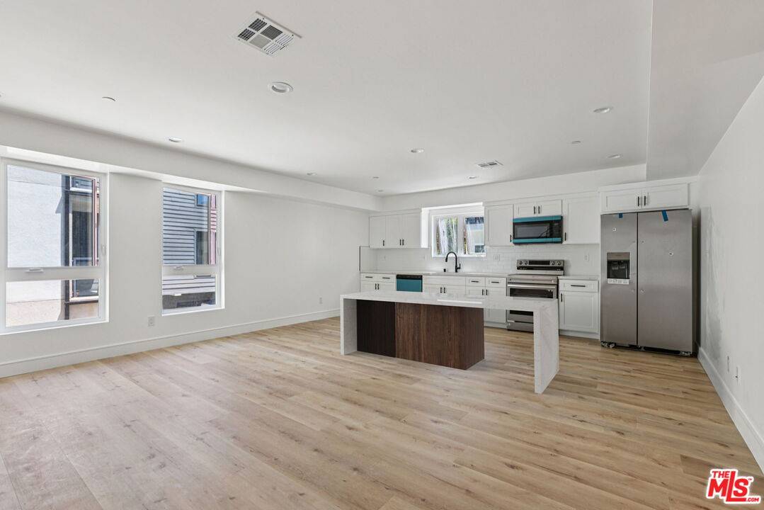 2111 Holly Dr 4BR Hollywood Hills East La