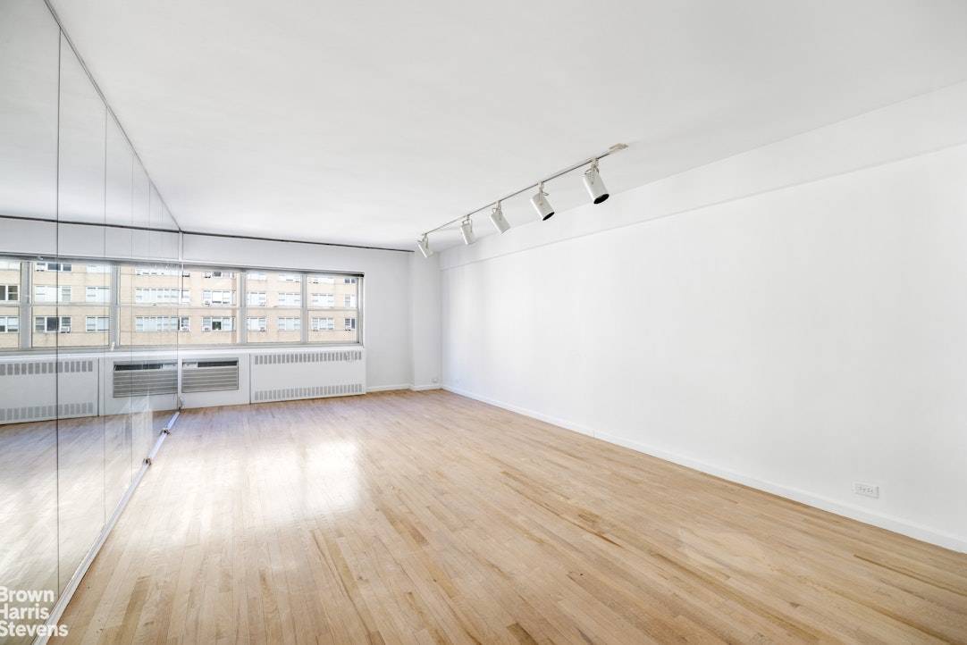 This spacious, Park Avenue facing one bedroom home is located in an elegant full service coop.