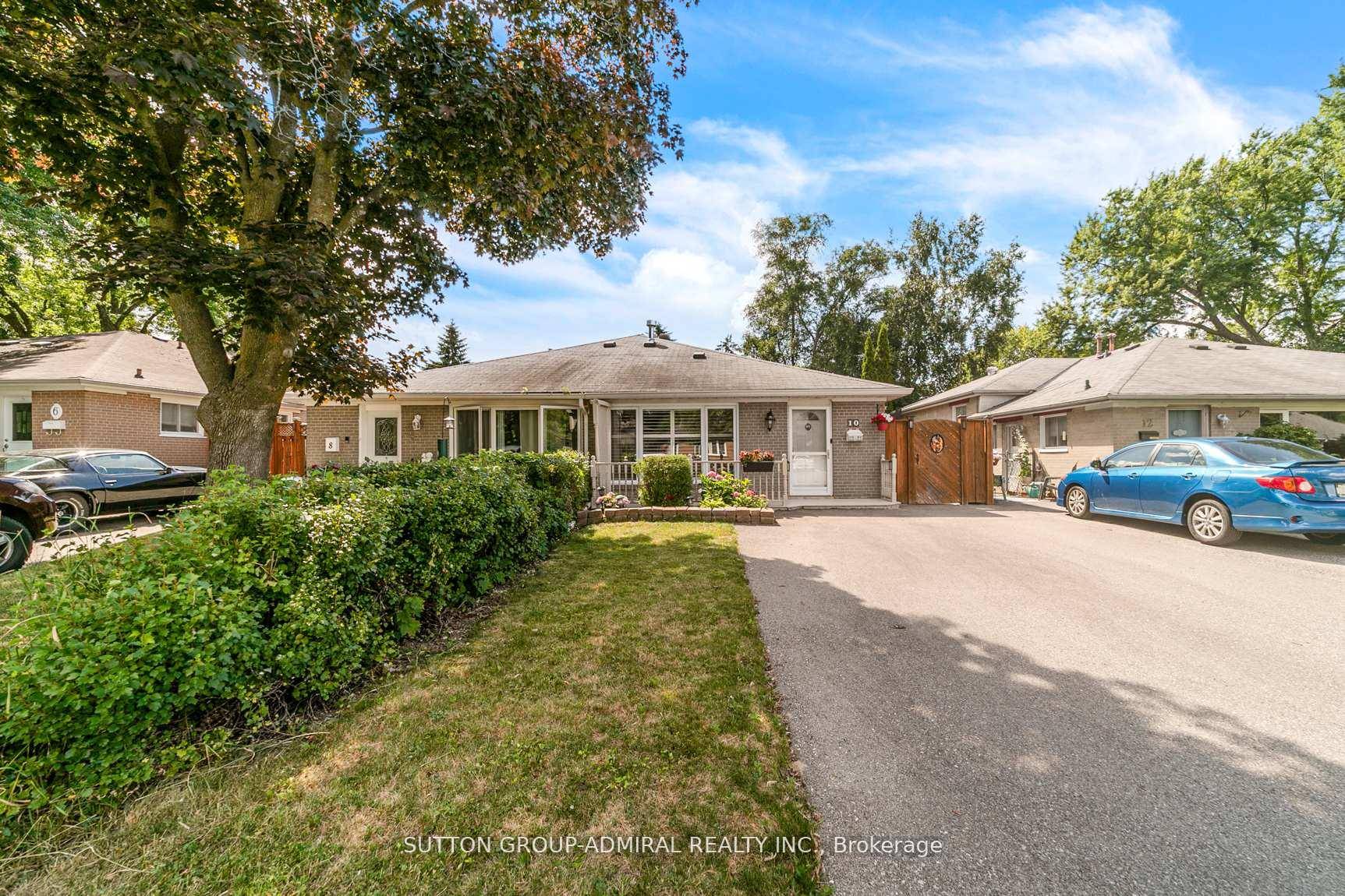 Immaculate Semi Detached Home in Prime Aurora Location !