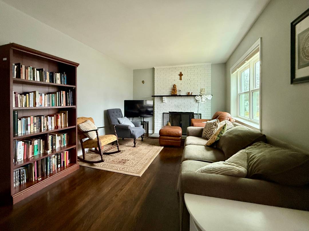 Furnished or unfurnished month to month rental in Fairfield's University neighborhood Available January 1, this charming 3 bedroom, 2 bath Cape in Fairfield's University neighborhood is offered as a flexible ...