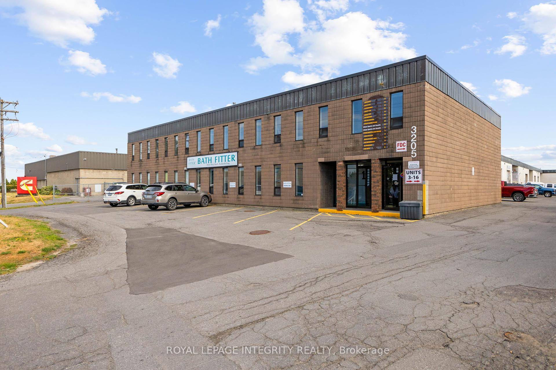 Lots and lots of floor space in this 5, 726 sq foot industrial unit with additional 2, 250 sq foot mezzanine in the Hawthorne Industrial Park.