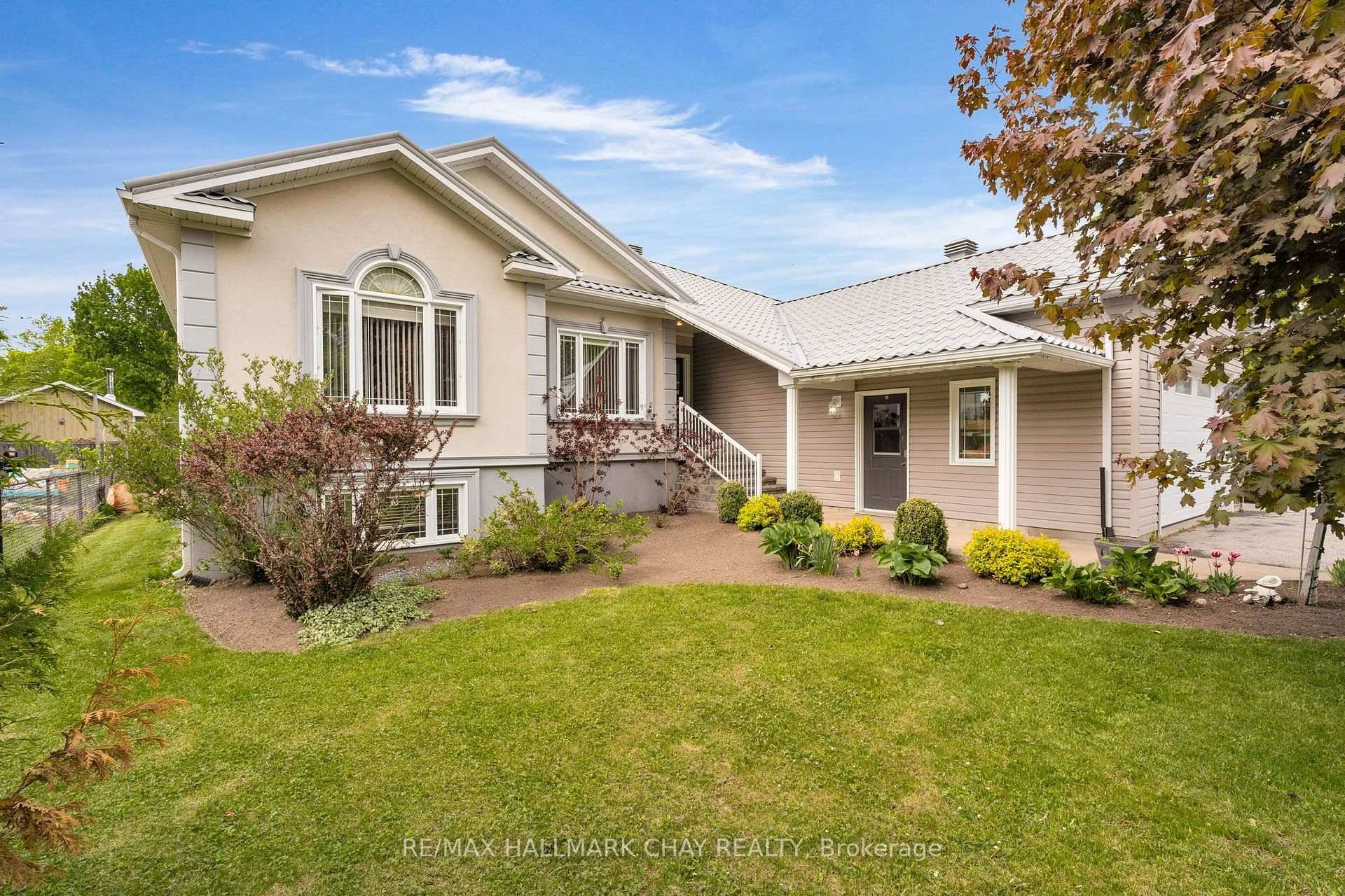 Welcome to Wyevale ! Located minutes from Georgian Bay, this fantastic detached home is immersed in nature and is surrounded by year round trails, a 10 minute drive to Elmvale ...