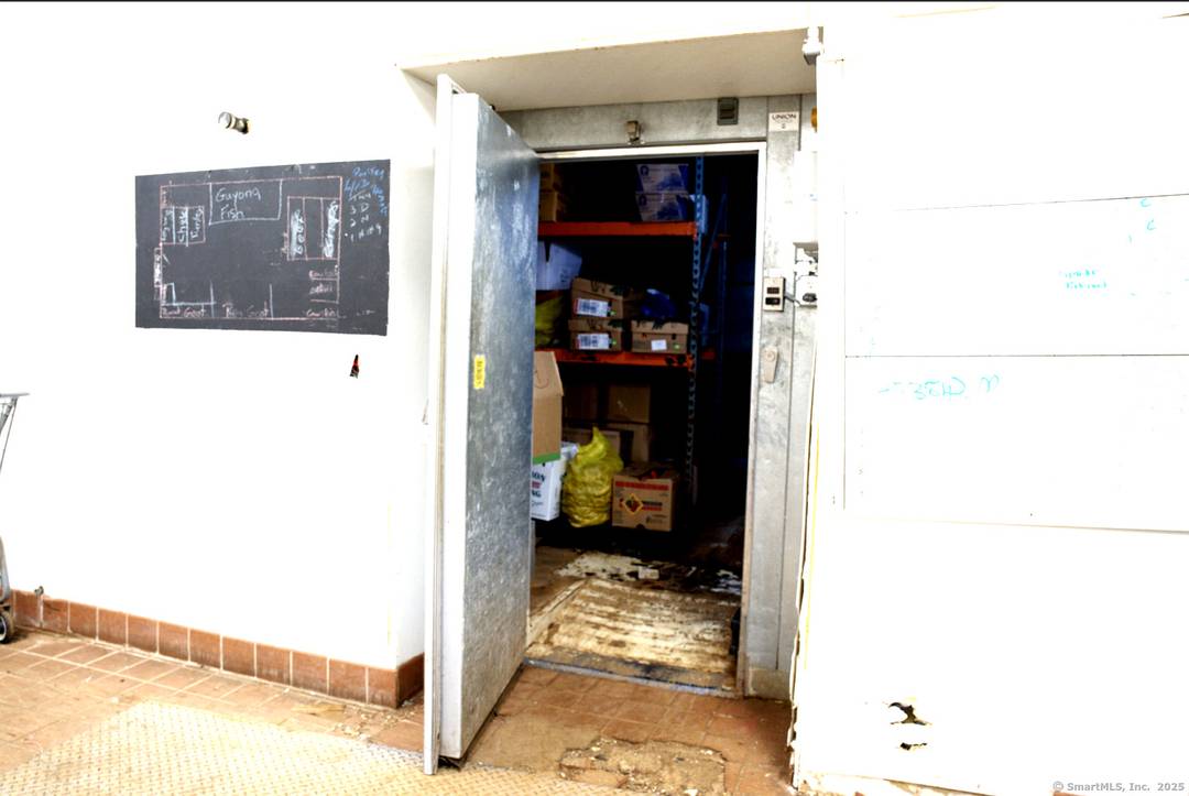 Turnkey Grocery Store Opportunity in High Traffic East Hartford Location !