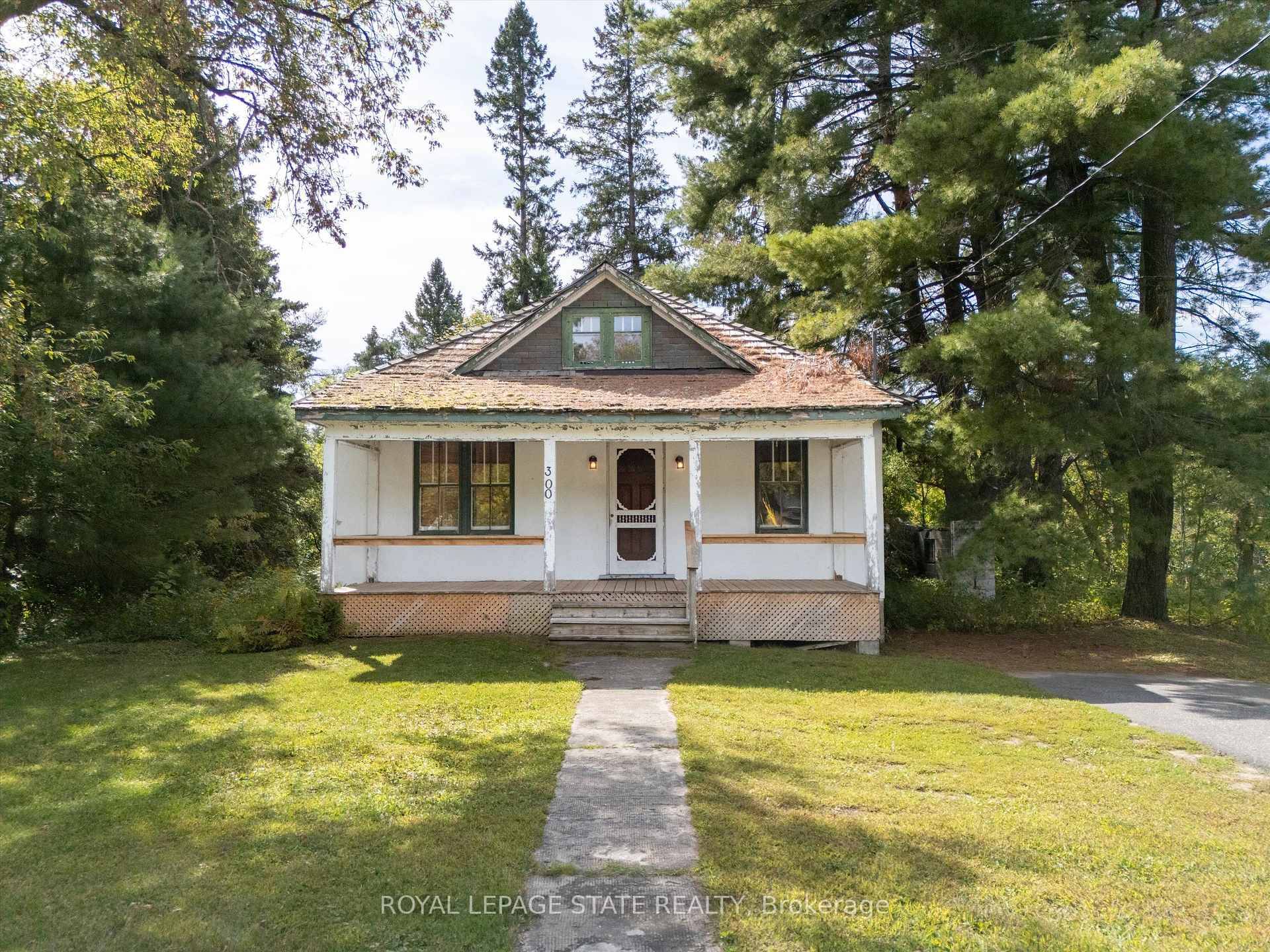 Located within walking distance to the downtown core, golf course, and sports complex, this 1.