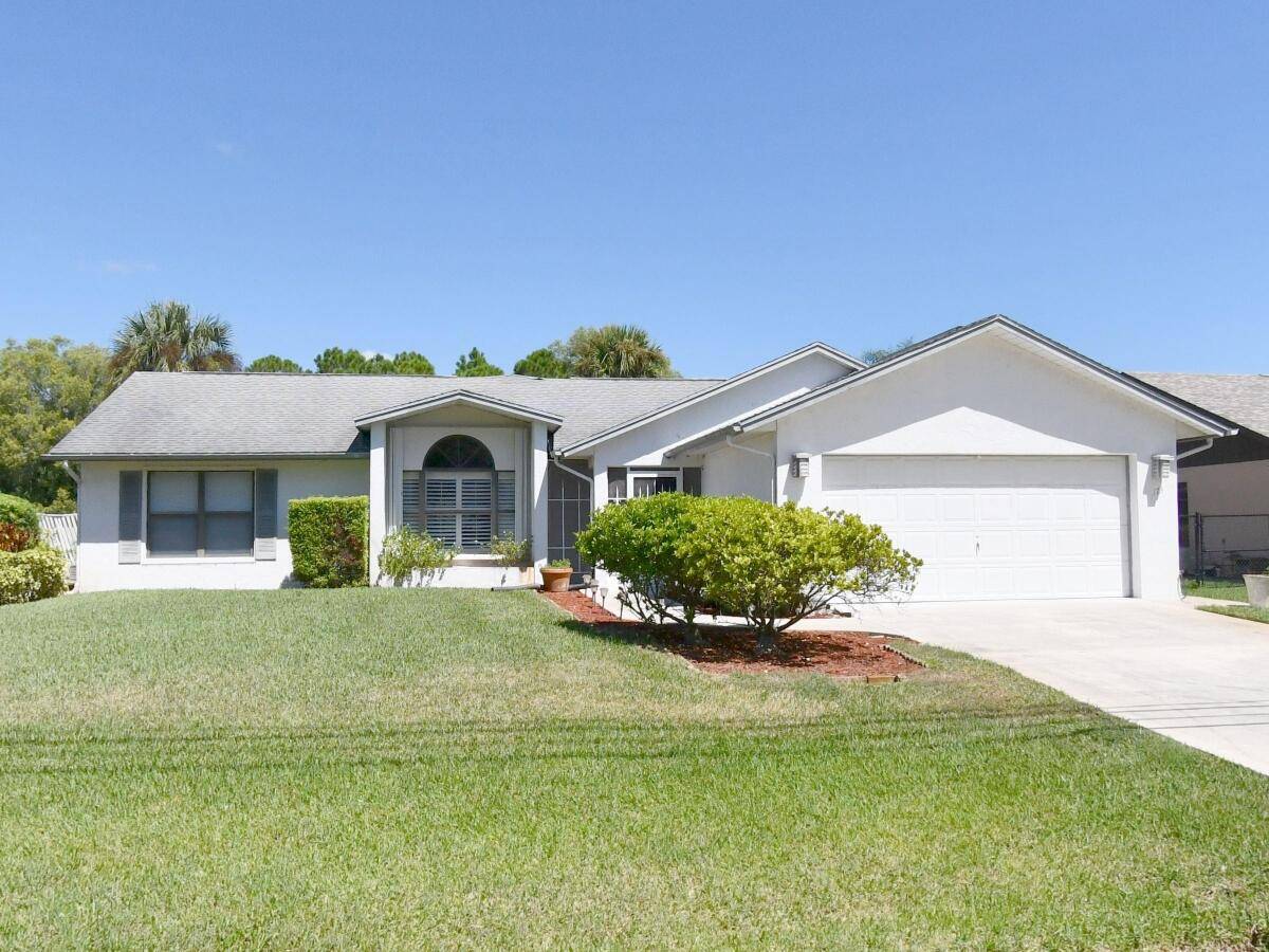 Nice pool home in a great location in Port St Lucie close to Crosstown Parkway, Port St.