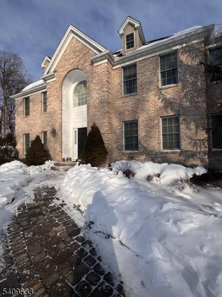 Spacious colonial rental located in Randolph, NJ.