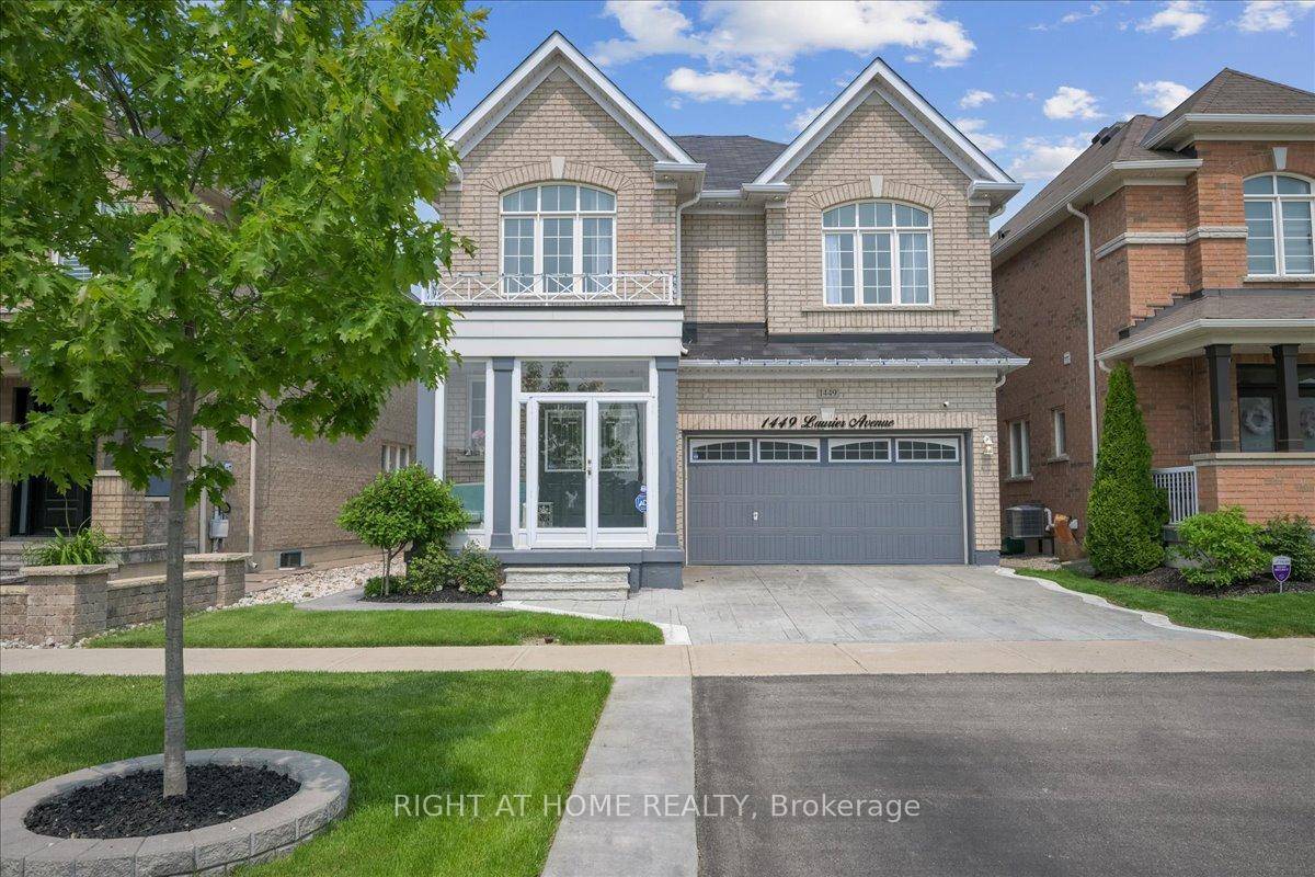 Spacious And Stunning Fully Up graded Home In the Heart Of The Clarke Community !