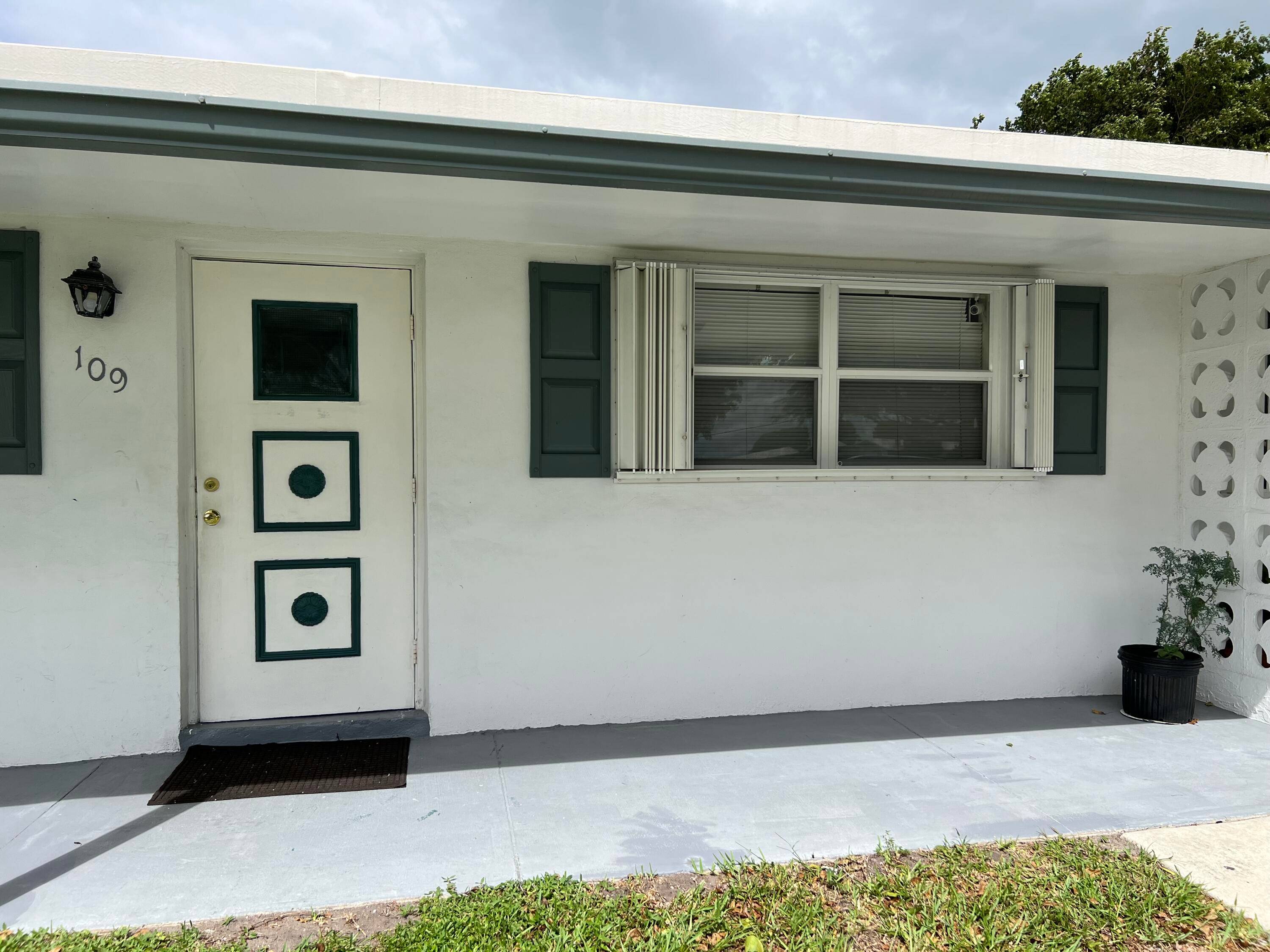 Well maintained and serene 1st floor, 2 Bedroom 2 Bath condo in the popular community of leisureville.