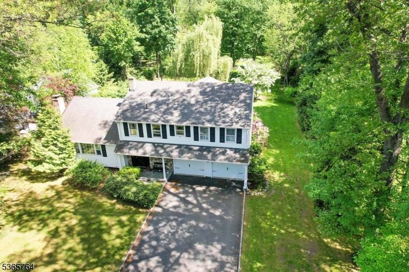 Sicomac colonial on over an acre of property !