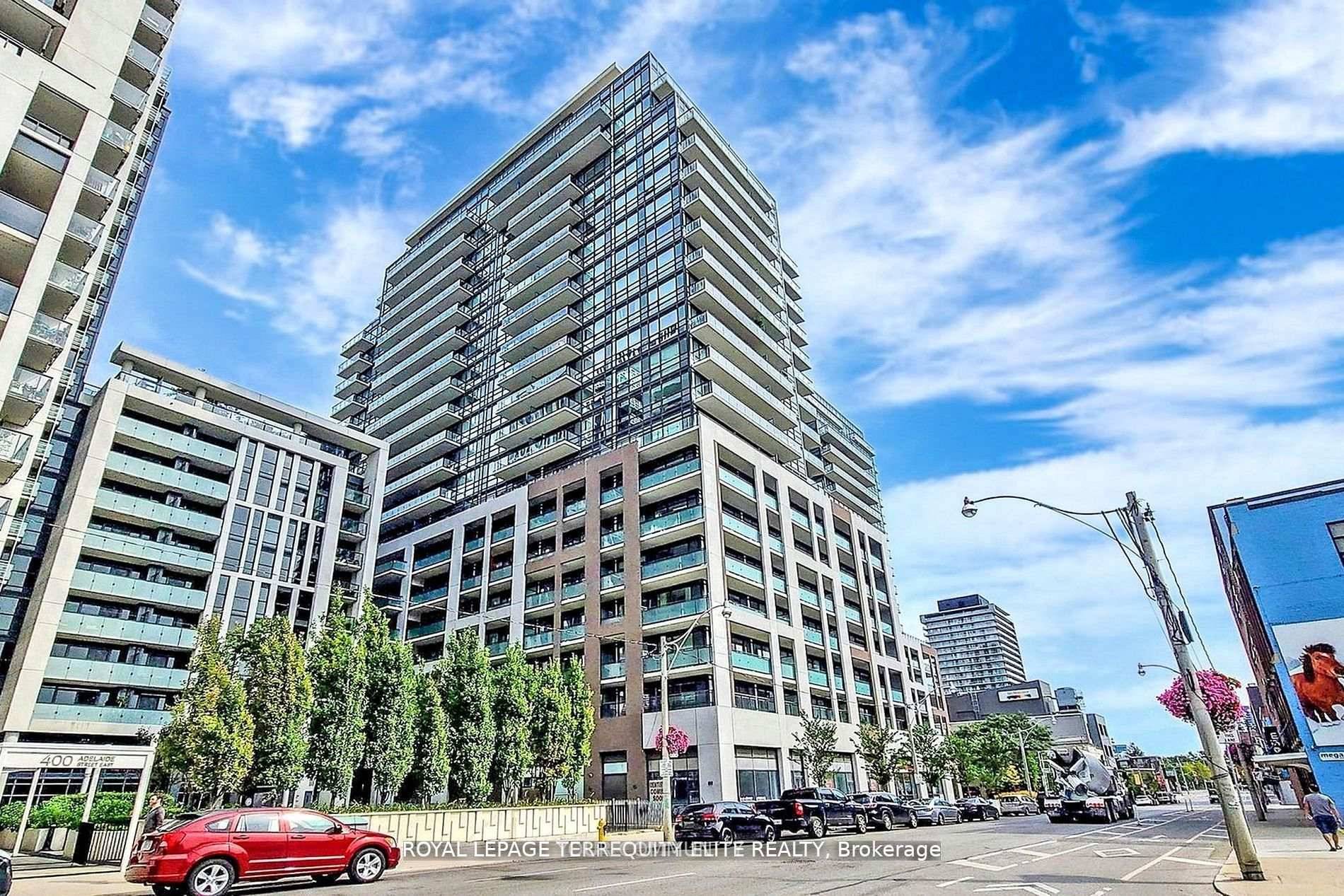 Luxurious one bedroom corner unit !
