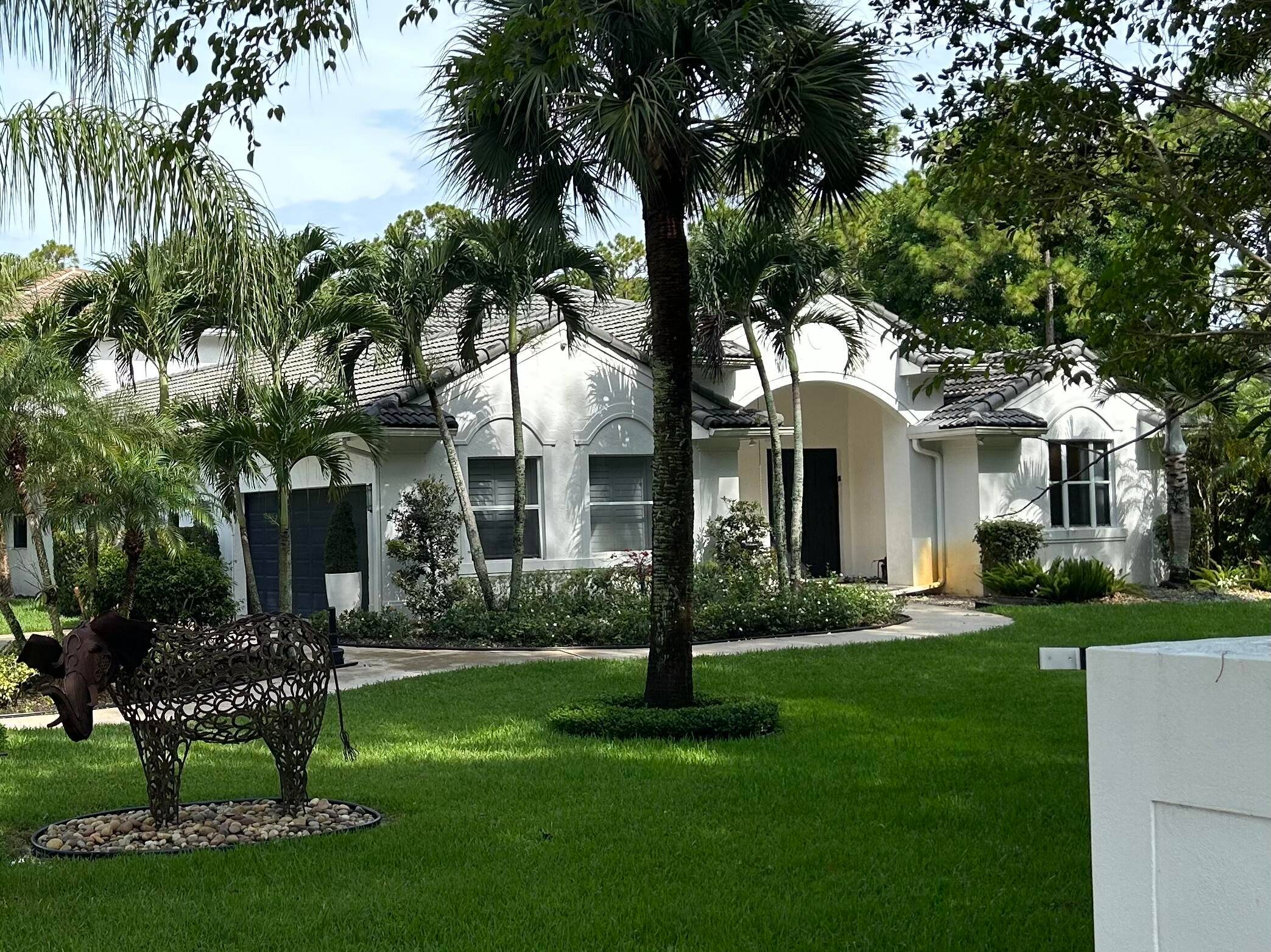Welcome to ranch living. A hideaway tucked away off route 441 with ease of access to shopping, amenities plus major access roads FL Turnpike.
