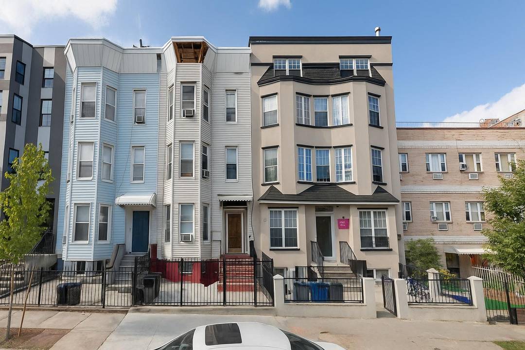 Welcome to this spacious 11 bedroom, 4 bathroom property located in the heart of a vibrant Brooklyn neighborhood.